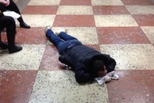 Мужчину стошнило несколько раз, он был невменяемый, грязный лежал на полу